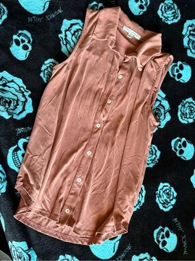 Green Envelope Sleeveless Button-Down Blouse in Dusty Mauve